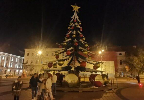 Oraşul care şi-a enervat locuitorii după ce a instalat brad din tablă c0fc1361-a0ef-4286-ba93-5e43998677a8-768x576.jpg